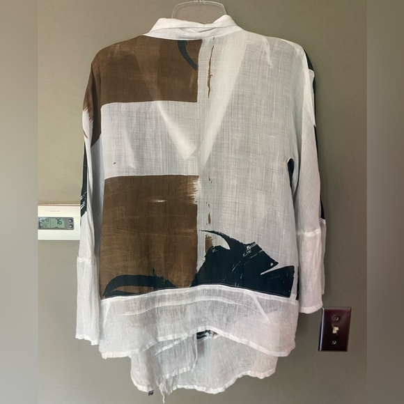 BANANA BLUE Linen Abstract Wrap Top Size Medium - Picture 2 of 6